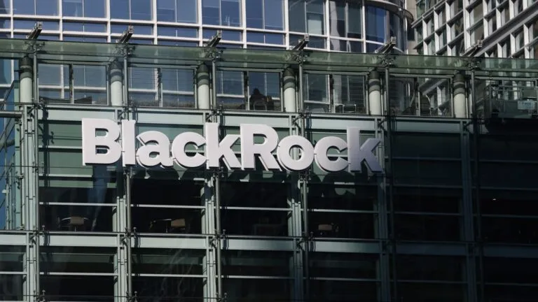 BlackRock limita rescates en fondo de crédito privado ante nerviosismo del mercado