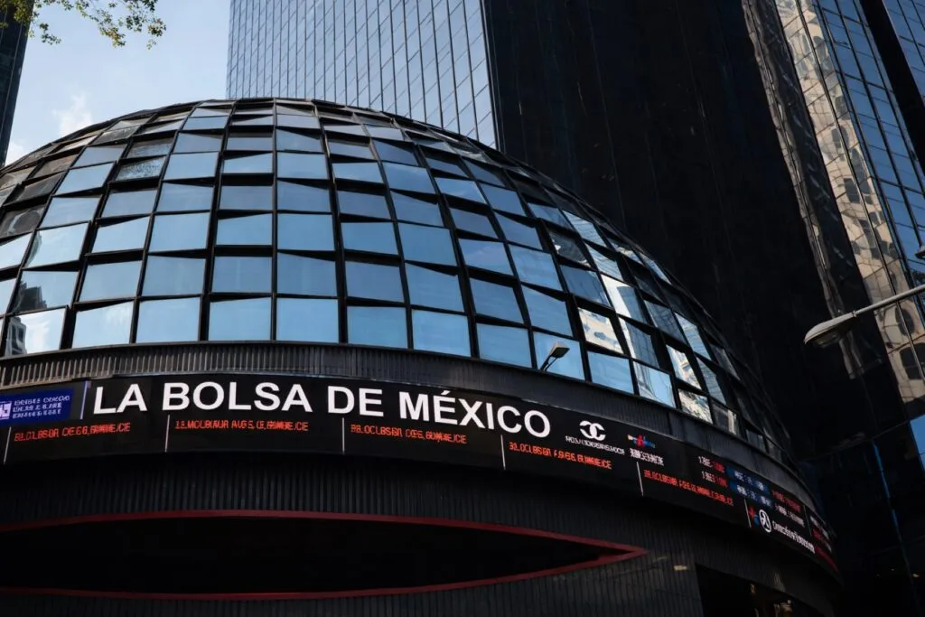 Bolsa mexicana cae ante expectativa por la Fed y pérdidas en acciones de Grupo México