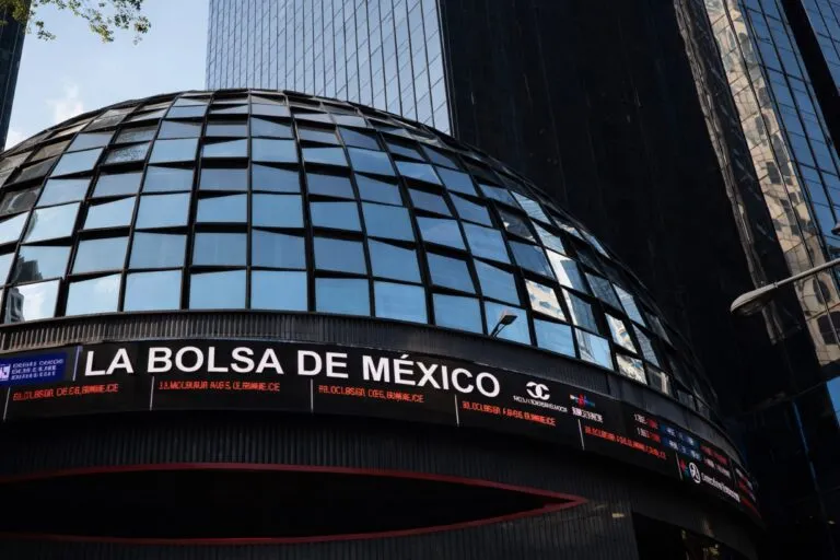 Bolsa mexicana cae ante expectativa por la Fed y pérdidas en acciones de Grupo México