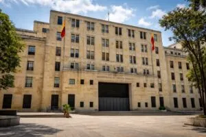 Operación de canje de deuda interna en Colombia por 29,8 billones de pesos que extendió vencimientos de TES hasta 2050