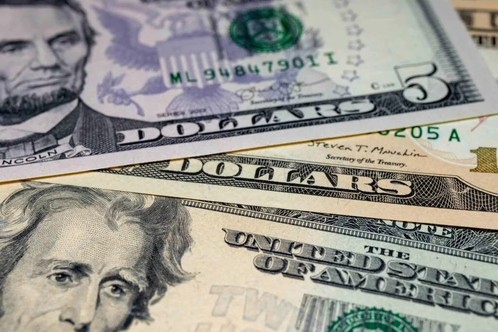 Gráfica de tipo de cambio peso mexicano y dólar con indicadores de volatilidad por tensión geopolítica