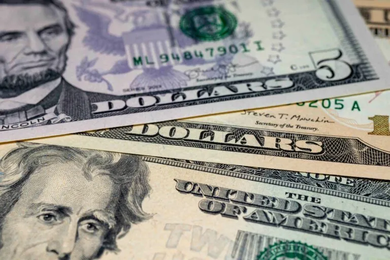 Gráfica de tipo de cambio peso mexicano y dólar con indicadores de volatilidad por tensión geopolítica