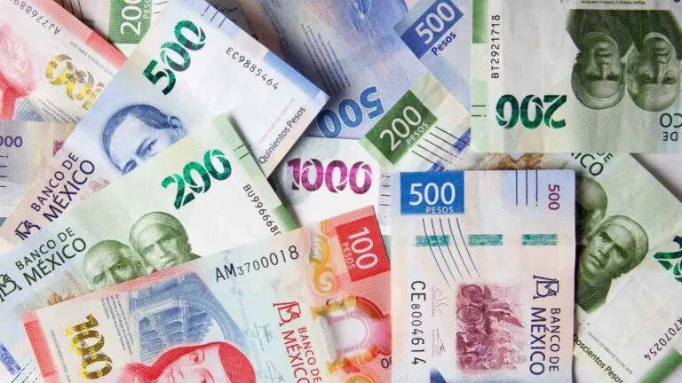 analistas financieros revisan gráficos del mercado de deuda mexicana y flujos de inversión internacional