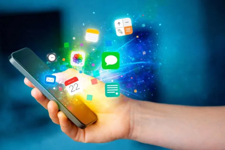 Interfaz fintech con métricas de rendimiento y estabilidad de apps financieras LatAm en un entorno digital moderno