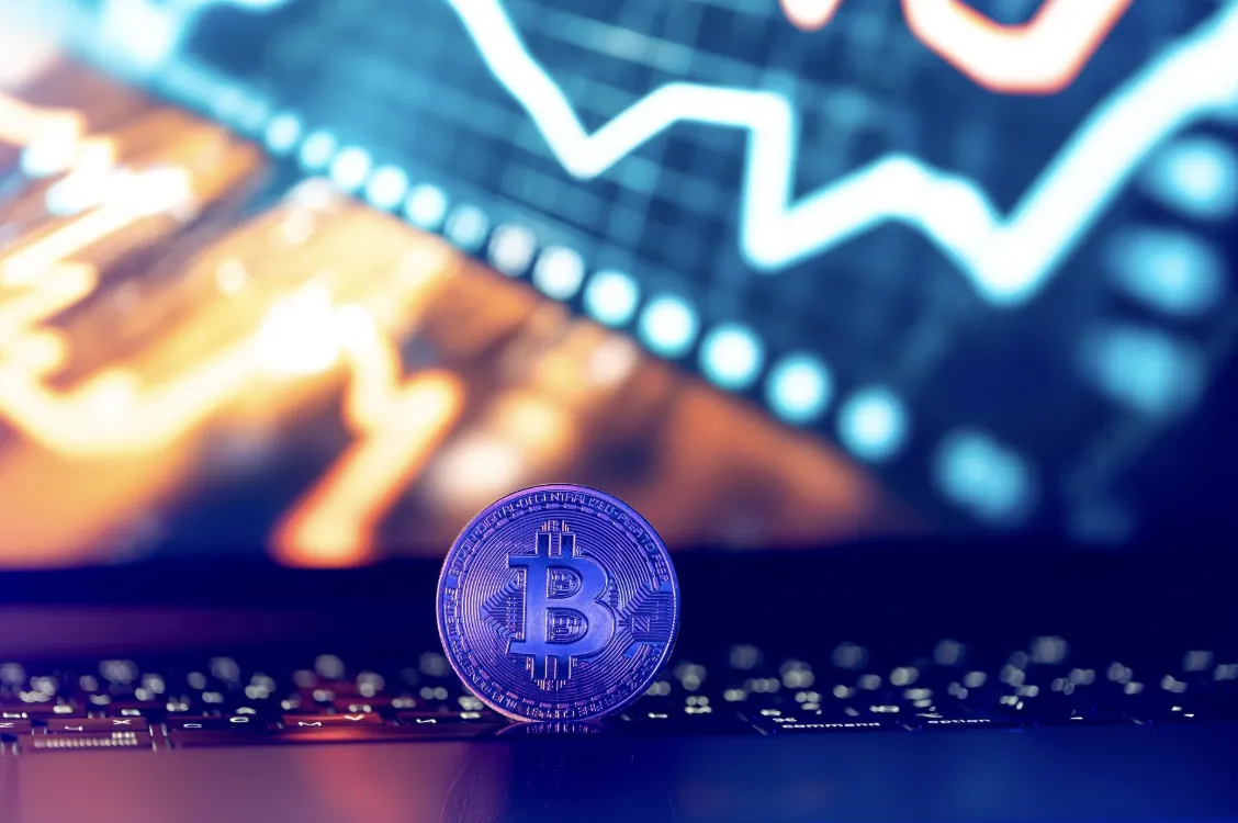 Alexis Nickin Gaxiola observa cómo se mueve el mercado cripto ante situaciones que están ocurriendo actualmente en el mundo.