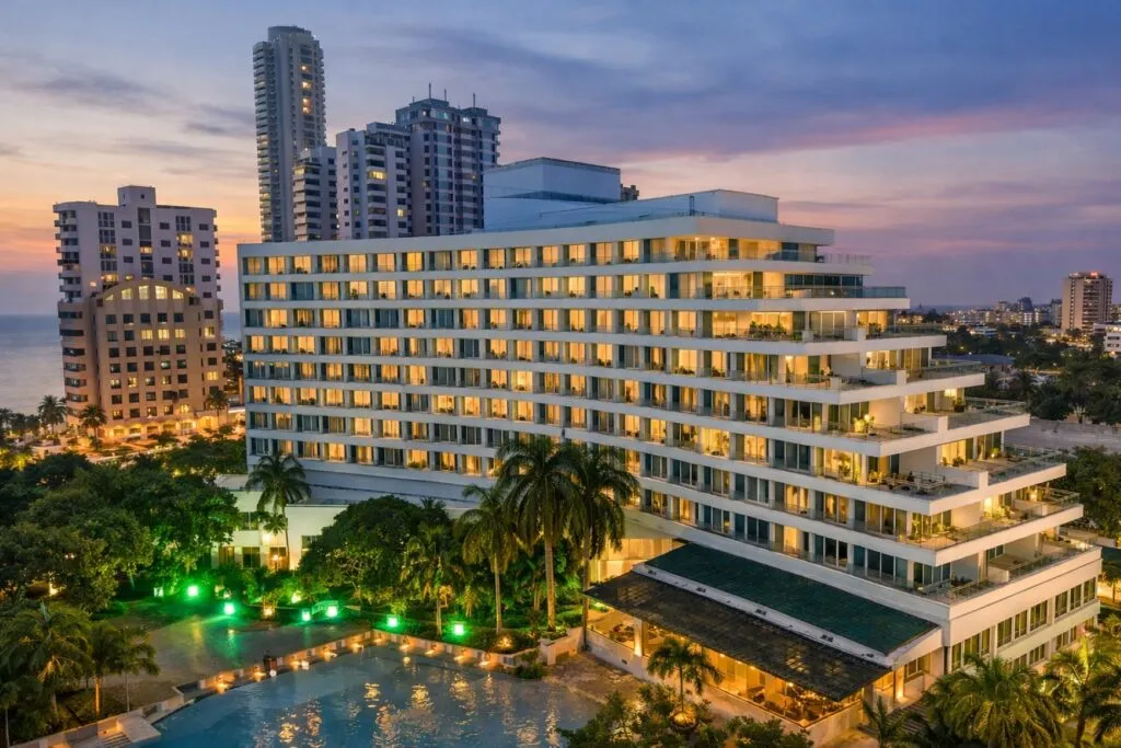 Espacio de conferencia corporativa en Hilton Cartagena con vista al mar Caribe y asistencia profesional.