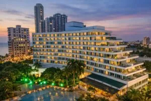 Espacio de conferencia corporativa en Hilton Cartagena con vista al mar Caribe y asistencia profesional.