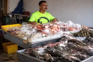 Personas comprando alimentos en mercados tradicionales en México por alza de precios e inflación en marzo de 2026