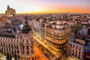 Vista editorial de turistas premium en Madrid relacionada con el turismo de lujo y su impacto económico.