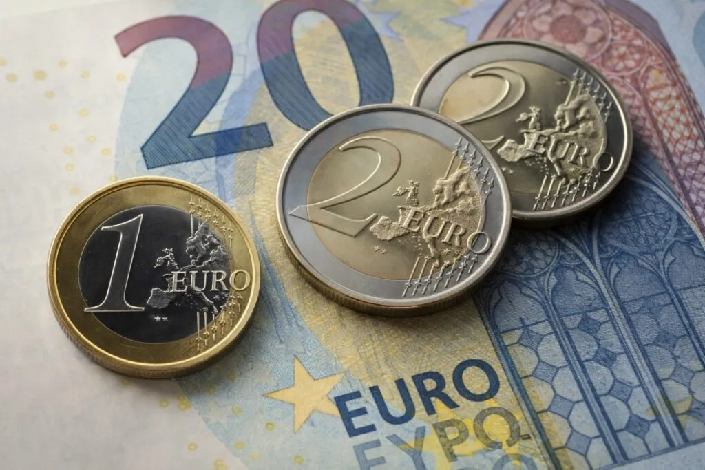 Pantalla financiera mostrando cotización del euro a peso mexicano en México el 17 de marzo