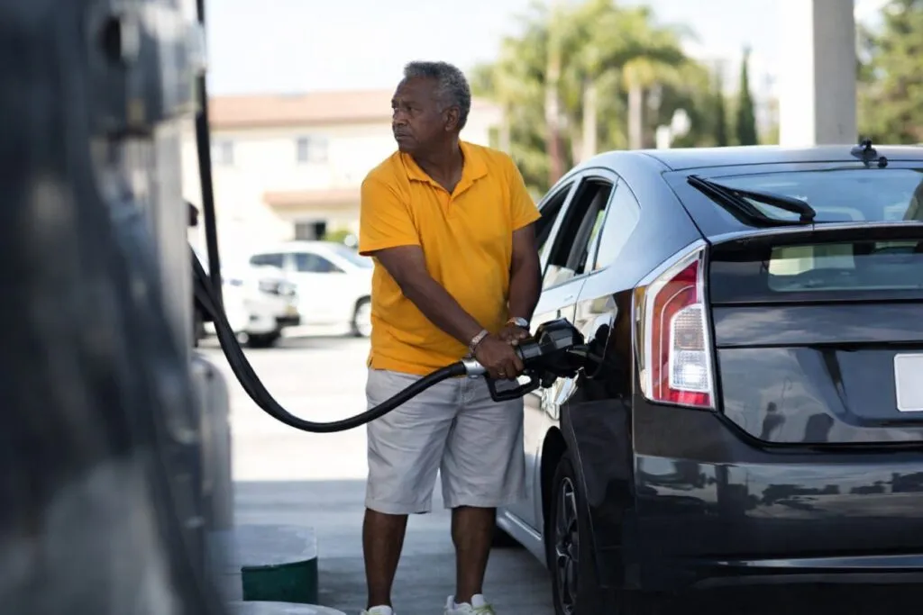 Estación de servicio con indicadores de precio de gasolina reflejando tope de precio de gasolina en México