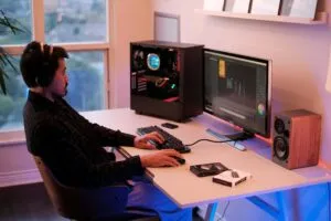 Usuarios interactuando con plataformas de entretenimiento digital en Latinoamérica mediante dispositivos móviles en un entorno tecnológico moderno