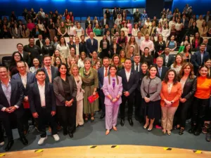 Evento de premiación a AJEMEX por estrategia ESG en foro empresarial.