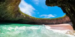 playa tropical de Riviera Nayarit con pueblo costero, surfistas y paisaje del Pacífico mexicano recomendado por The New York Times