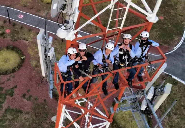 Equipo de Seguritech colaborando en soluciones de seguridad tecnológica avanzada.