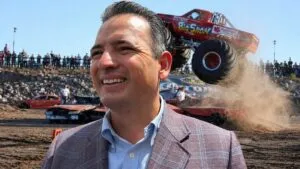 Marco Antonio Bonilla frente a evento tipo monster truck que refleja riesgos en espectáculos masivos tras antecedente del Aeroshow en Chihuahua
