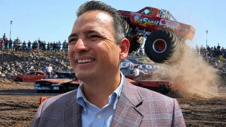Marco Antonio Bonilla frente a evento tipo monster truck que refleja riesgos en espectáculos masivos tras antecedente del Aeroshow en Chihuahua