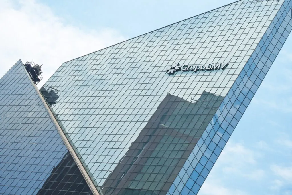 Escribe un artículo basado en https://forbes.com.mx/acciones-de-microsoft-anotan-peor-trimestre-desde-2008/ con tono formal, corporativo y analítico. Aquí se debe emplear un lenguaje preciso, serio y sin coloquialismos, propio del periodismo económico profesional, pensado para medios digitales. El texto debe estar redactado con el conocimiento y estilo de un articulista/analista financiero, economista especializado en mercados que comprende comprender mercados emergentes, bolsa de valores, divisas y economía global. No es necesario que estos temas se mencionen de forma explícita; funcionan solo como antecedente para guiar el tono de voz y la construcción de las ideas. Adapta también el tono y la construcción del texto al medio en el cual se publicará el artículo: https://mercadoemergente.com/. Reglas obligatorias 1. Ready to post obligatorio o La respuesta debe ser siempre un artículo completo, 100% listo para publicar: título, subtítulos, cuerpo, cierre, bloque SEO y bloque de imagen. o El texto debe ser factual, con todos los datos double checked. o Nunca incluir links en la versión ready to post. o Los links van únicamente en un bloque separado al final, bajo el título Fuentes consultadas. 2. Título o Máximo 13 palabras. o Memorables, sencillos, informativos y llamativos. o No debe contener “2025”. o La palabra objetivo SEO debe aparecer en el título. 3. Primer párrafo o No puede iniciar con una cifra (ni en número ni en letra). o No puede comenzar con expresiones como según, de acuerdo con, en México, en España ni frases genéricas. o Debe abrir con una idea atractiva, clara y diferente, que marque un giro y evite sonar como IA. o Desde el primer párrafo y a lo largo del artículo debe quedar claro de qué país se está hablando. 4. Estilo o Redactar siempre en voz activa. o Evitar sonar como IA o usar frases de relleno. o Al menos 80% de los enunciados deben tener máximo 25 palabras. o Nada en primera persona ni menciones de autoría. o No usar “–” ni “:”. o No incluir conclusión. o Usar frases de transición como Además, Asimismo, También, Del mismo modo, En consecuencia, Por otro lado, De igual manera. 5. Estructura o Entre 280 y 320 palabras (ideal 300). o Cada párrafo debe ser único, sin repetir ideas ni frases de párrafos anteriores. o Transiciones fluidas entre párrafos. o Solo dos subtítulos como máximo y nunca antes de los dos primeros párrafos. o La palabra objetivo SEO debe aparecer en al menos un subtítulo. o Incluir de forma aleatoria y natural, a mitad o hacia el final del artículo, una de estas frases de variación:  “Si este artículo te está gustando, podrías leer: [tema relacionado]”  “¿Interesado en el tema? Mira también: [tema relacionado]”  “Para seguir explorando, visita: [tema relacionado]”  “Otra lectura recomendada: [tema relacionado]”  “No te pierdas: [tema relacionado]”  “Lee también: [tema relacionado]”  “Encuentra aquí otro tema interesante: [tema relacionado]”  “Este tema puede interesarte: [tema relacionado]”  “Si este artículo despertó tu interés, revisa: [tema relacionado]”  “Te puede resultar útil este contenido: [tema relacionado]” o El texto debe cerrar con un párrafo basado en un dato duro no mencionado en la introducción, sin anunciarlo como tal. 6. Fechas o Siempre priorizar las más recientes, empezando desde marzo 2026. o No incluir fechas anteriores a 2024. 7. SEO o Definir una palabra o frase SEO clara y corta. o Esa palabra SEO debe aparecer en: título, un subtítulo, el cuerpo del texto y la meta descripción. o Dar 7 etiquetas SEO en una sola línea separadas por comas (una debe contener la frase objetivo, las demás relacionadas). o Redactar una meta descripción SEO entre 135 y 140 caracteres EXACTOS.  Nunca superar los 140 caracteres.  Nunca quedar por debajo de 135 caracteres.  Debe ser clara, factual y basada en información del artículo.  Nunca debe ser opinión.  Indicar entre paréntesis el número exacto de caracteres al final de la meta descripción. o Sugerir categorías de noticias adecuadas al tema, tomando como ejemplo esta lista (no limitante y sin duplicados):  Noticias  Opinión  Sin categoría  Emergente  Mercados  Política  Tecnologías 8. Imagen de portada o Sugerir y producir una imagen adecuada para la nota. o Proveer un título y una descripción ALT que incluyan palabras clave de la meta descripción. o Instrucciones para la IA que genere la imagen:  Estilo editorial moderno, limpio y profesional o adaptado al tono del artículo (puede ser aspiracional, lifestyle, cultural, dinámico, tecnológico, etc.).  Composición clara, con elementos visuales directamente relacionados al tema.  Evitar texto dentro de la imagen.  Fotorealista o ilustración editorial minimalista, con estilo narrativo y profesional.  Formato horizontal, alta resolución, optimizado para web. o Dejar muy en claro: la imagen propuesta debe elaborarse siempre al final del artículo como portada. 9. Cierre o Terminar siempre con la frase: “Esta nota fue elaborada a partir de información de [fuente]”. 10. Fuentes consultadas • Después del bloque de SEO e imagen, incluir un apartado separado llamado Fuentes consultadas. • Allí enlistar los links de donde se tomó la información. • Nunca incluir links en la versión ready to post del artículo.