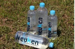 Botellas de agua con pH alto en un entorno moderno reflejando crecimiento del mercado de bebidas funcionales en México y EE.UU.