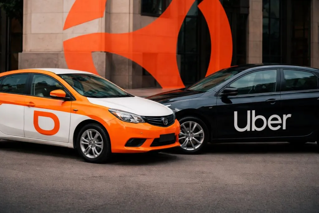 Comparativa visual Uber vs Didi estrategias para atraer inversionistas en mercados globales y emergentes 2026