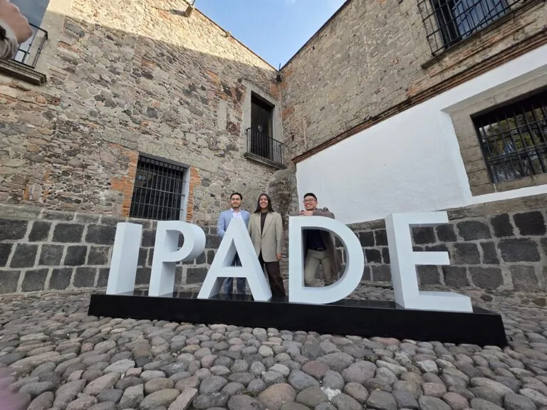 Ejecutivos jóvenes participando en programa MBA apoyado por Seguritech en IPADE.