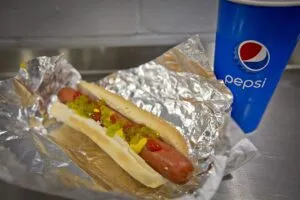 Hot dog de Costco como producto insignia que mantiene su precio histórico pese a inflación en tiendas minoristas globales