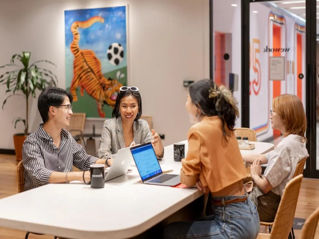 Empresas que venden comunidad generan pertenencia, ingresos recurrentes y conexión social en mercados globales modernos