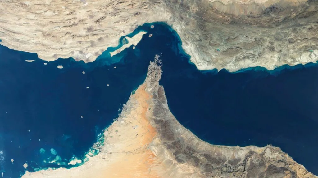 estrecho de Ormuz con tráfico marítimo afectado por tensión entre Irán y Estados Unidos y riesgo en suministro global de petróleo