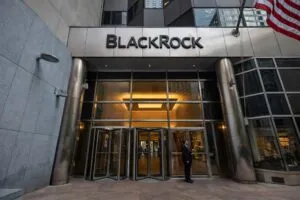 BlackRock capta 130000 millones flujos 2026 volatilidad mercados globales