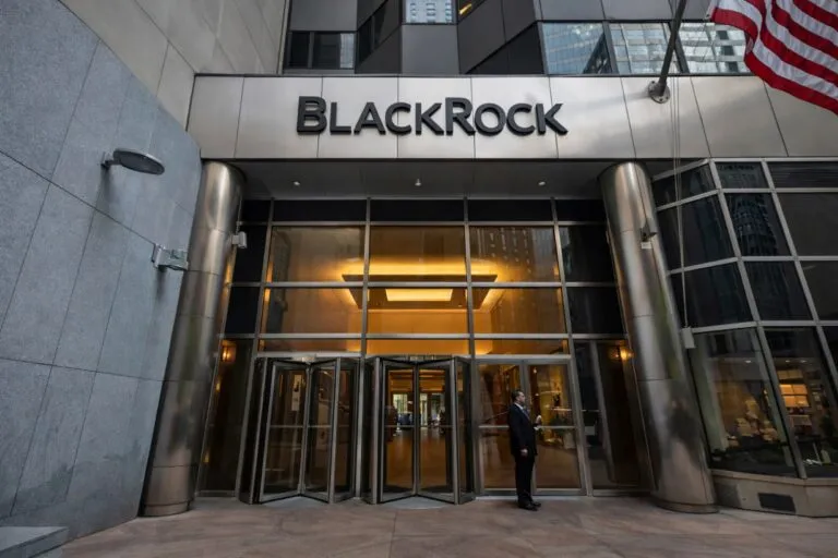 BlackRock capta 130000 millones flujos 2026 volatilidad mercados globales