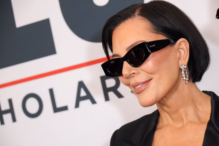 Kris Jenner aparece en campaña de El Diablo Viste a la Moda 2 y refuerza el impacto del marketing de celebridades.