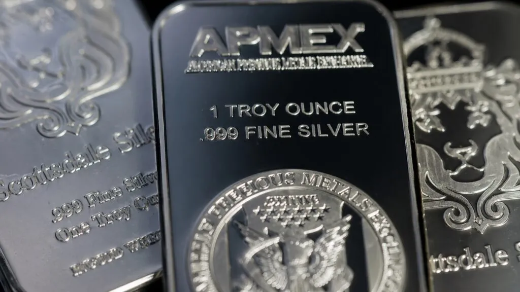 Precio de la plata sube por política de la Fed y crisis petrolera global con impacto en mercados