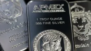 Precio de la plata sube por política de la Fed y crisis petrolera global con impacto en mercados