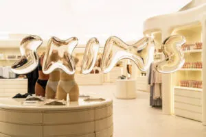 marcas de celebridades lideran la moda global con estrategias digitales y valor multimillonario