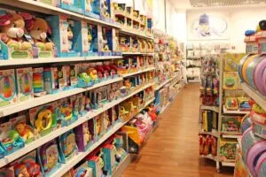Mercado de juguetes lidera ventas del Día del Niño con alta demanda en productos tecnológicos y tradicionales.