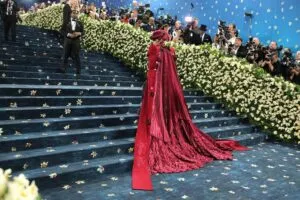 Met Gala mercado emergente con celebridades, lujo y negocios globales en evento de Nueva York