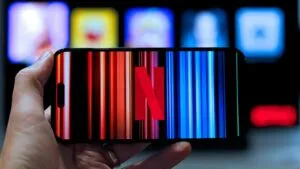 Netflix lanza recompra de acciones tras caída en Bolsa pese a crecimiento en beneficios y cambios en su dirección corporativa