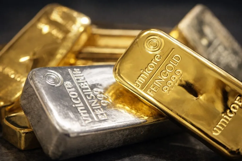 Oro y plata caen ante dólar fuerte y tensiones entre Estados Unidos e Irán en mercados globales