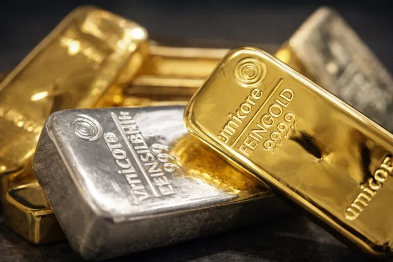 Oro y plata caen ante dólar fuerte y tensiones entre Estados Unidos e Irán en mercados globales