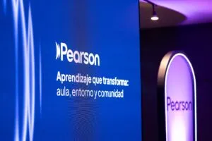 Pantalla del evento de Pearson México con mensaje Aprendizaje que transforma aula entorno y comunidad durante la presentación de la serie CAV alineada al modelo educativo 2025 y aprendizaje activo.