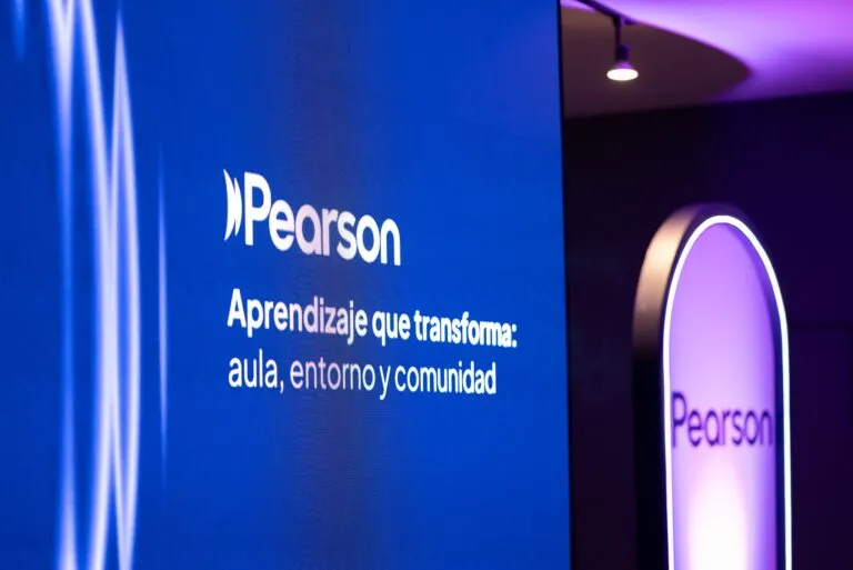 Pantalla del evento de Pearson México con mensaje Aprendizaje que transforma aula entorno y comunidad durante la presentación de la serie CAV alineada al modelo educativo 2025 y aprendizaje activo.