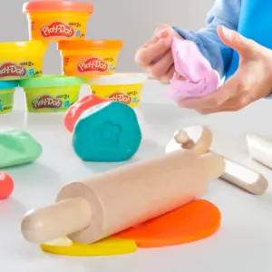 Play-Doh mercado global con innovación educativa y estrategias digitales de Hasbro en industria del juguete