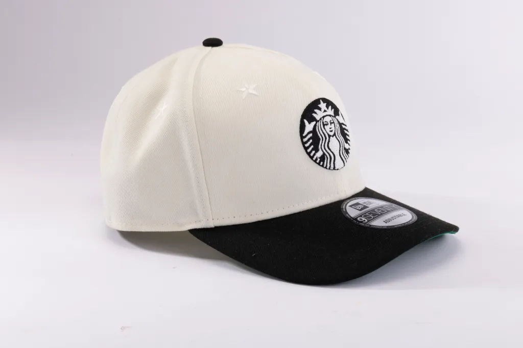 colaboración Starbucks New Era en mercado streetwear con consumidores aspiracionales