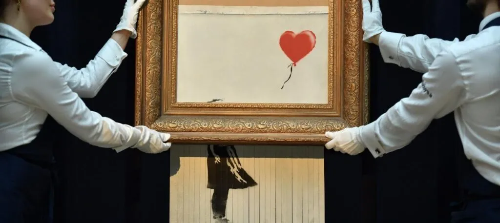 subastas de objetos históricos en salas de lujo con coleccionistas y piezas antiguas que reflejan el crecimiento del mercado global