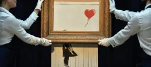 subastas de objetos históricos en salas de lujo con coleccionistas y piezas antiguas que reflejan el crecimiento del mercado global