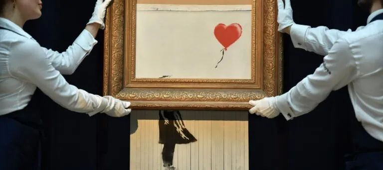 subastas de objetos históricos en salas de lujo con coleccionistas y piezas antiguas que reflejan el crecimiento del mercado global