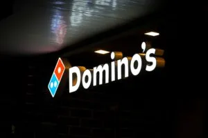 Ventas de Domino’s Pizza en EE.UU. caen y afectan acciones por menor demanda y competencia