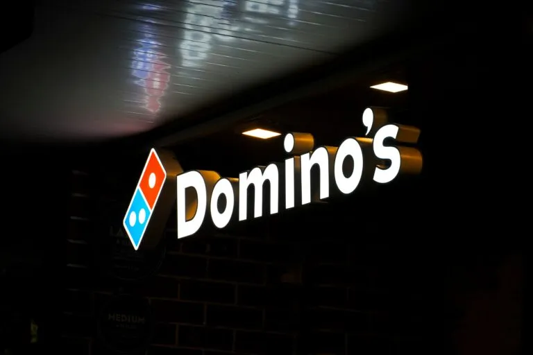 Ventas de Domino’s Pizza en EE.UU. caen y afectan acciones por menor demanda y competencia