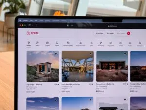 SRI refuerza controles sobre alojamientos Airbnb en Ecuador y obligaciones tributarias digitales