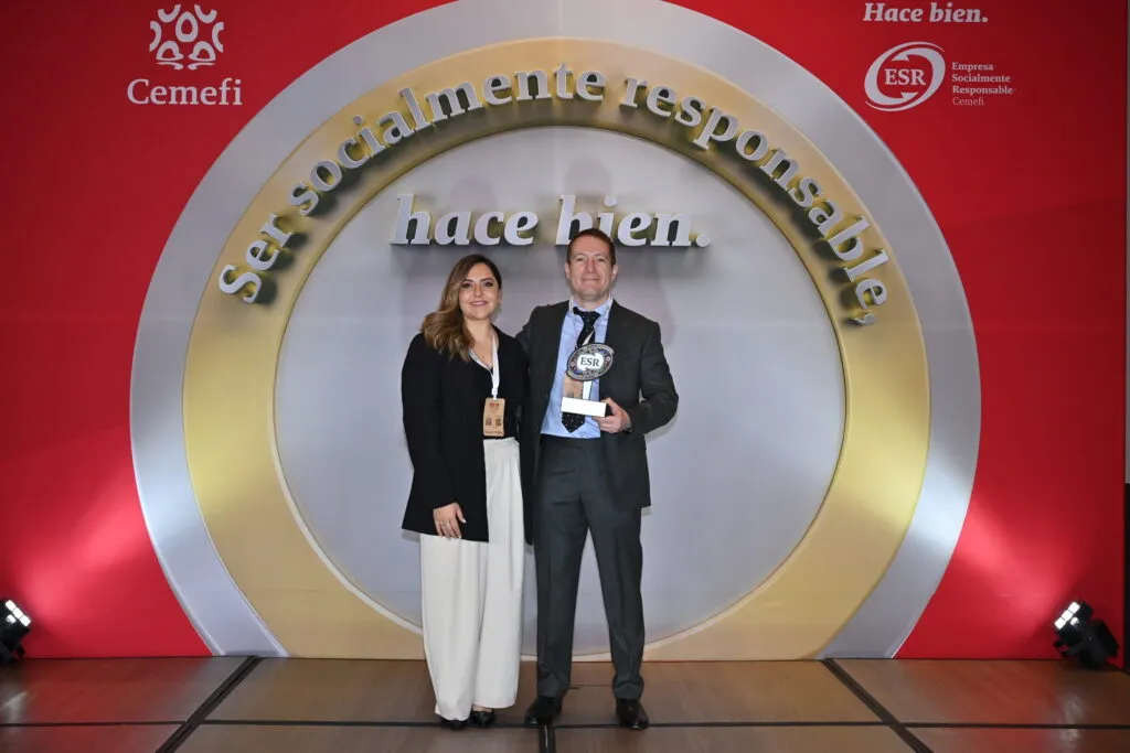 Representantes de AJEMEX recibieron el Distintivo ESR 2026 durante ceremonia en Ciudad de México.
